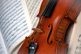 Teilansicht einer Violline und Noten
