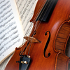 Teilansicht einer Violline und Noten